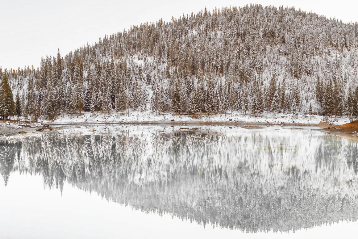 Printed Canvas 60 x 90 cm | Winter Lake with Mountain