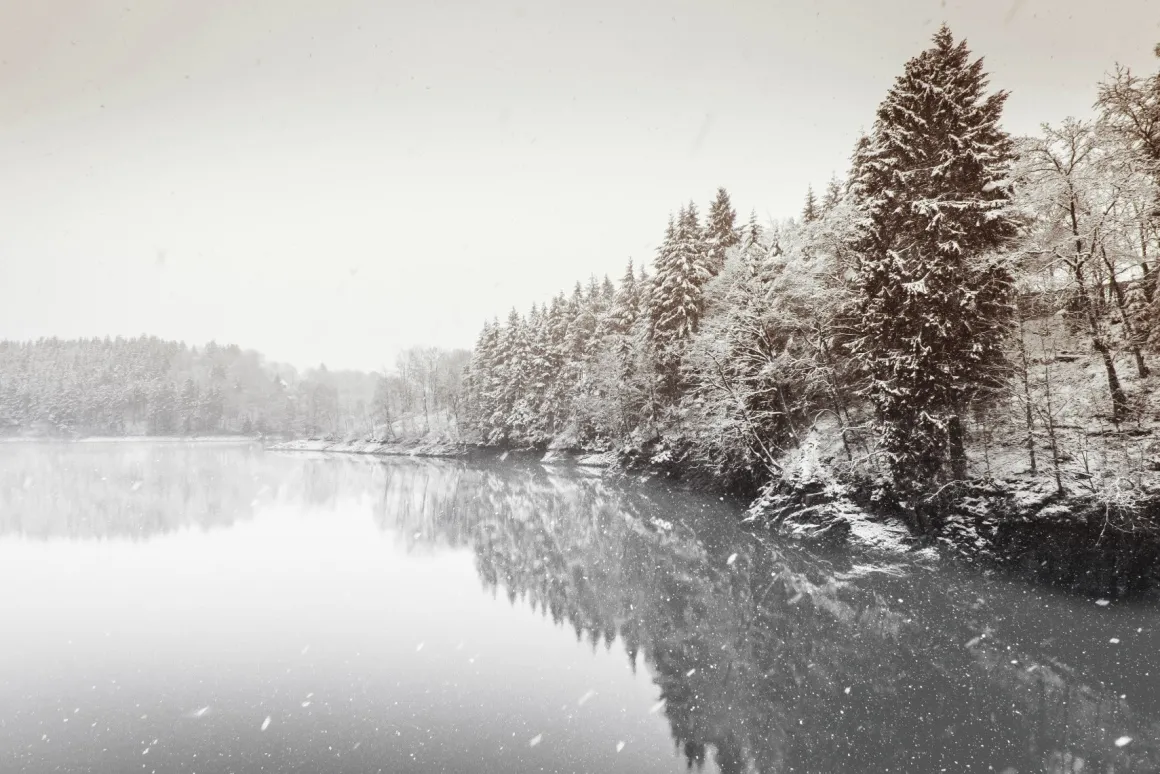 Printed Canvas 60 x 90 cm | Winter Lake with Mountain