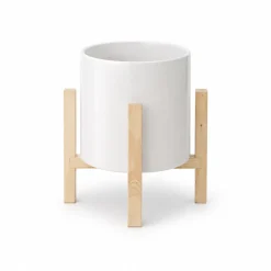 White ceramic planter on wooden stand (21 x 20 cm)